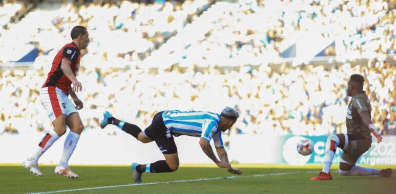 Racing no pudo ganar, pero sostuvo el buen juego y logró la clasificación