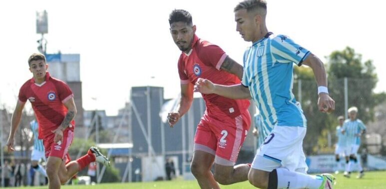 La reserva de Racing recibió a su par de Argentinos en el Predio Tita y perdió 2-1 ante el equipo de la Paternal. David González habia puesto en ventaja a la Academia y finalmente la visita lo dio vuelta. Es la segunda caída de los de Juan Vita en seis fechas del campeonato.