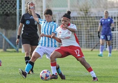 Racing goleó y sigue escolta