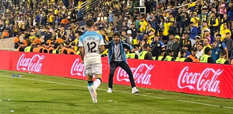 Racing ganó en Rosario y va por todo