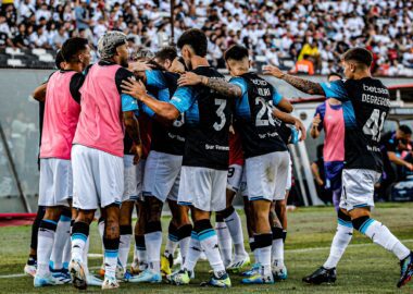 Racing goleó al campeón chileno